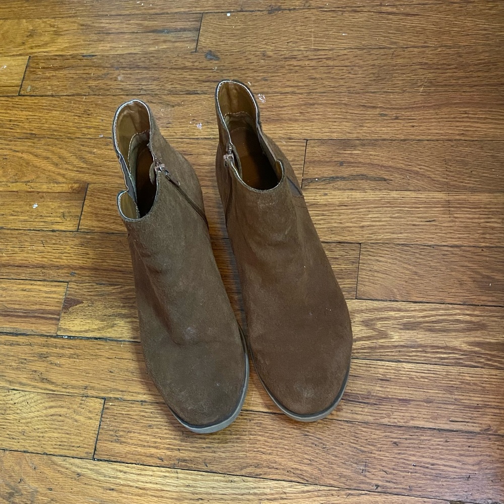 Kensie Garry brown suede ankle booties